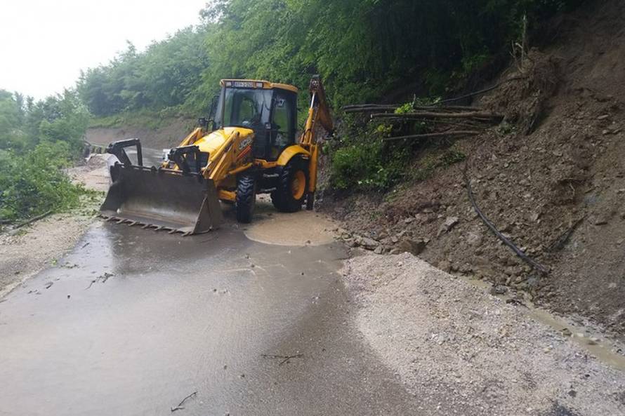 Ne prestaje padati kiša: Rijeka Una se izlila na više lokacija...