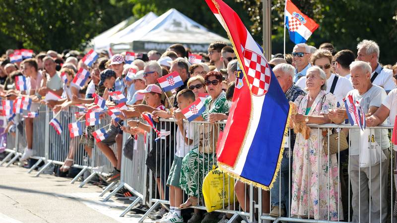 FOTO Građani se okupljaju duž trase vojnog mimohoda