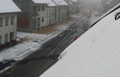 Orkanska bura zatvorila je A1, snijeg u Lici i Gorskom kotaru