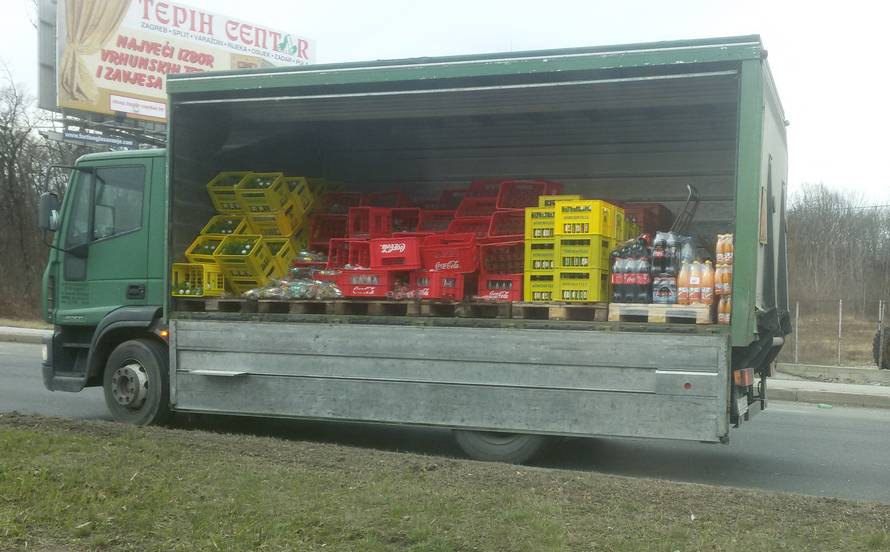 Staklena Slavonska avenija: Iz kamiona na cestu ispale gajbe