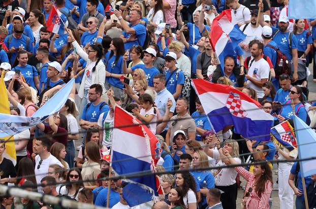 Zagreb: Dolazak hodočasnika Antunovskog hoda na Trg bana Josipa Jelačića