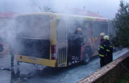 Kaštela: Planuo autobus pun putnika, nitko nije ozlijeđen