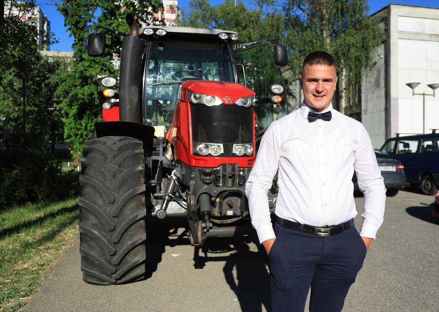 24sata Rugvica: Maturant iz Ježeva, traktorom do Građevinske škole na maturalnu večer