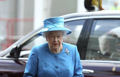 Britanska kraljica ne voli da je dočekuju tisuće fotoaparata