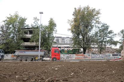 FOTO Od derutne zgrade u Paromlinskoj ostala je samo čistina. Ovdje će graditi park