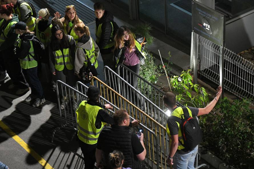 FOTO Zajedništvo na putu do Beograda! Student nosi kolegicu na leđima: 'Stiže Niš'