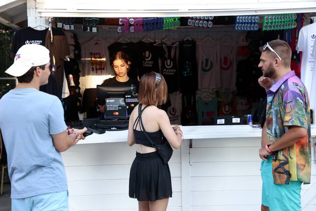 Split: Okupljanje posjetitelja prije otvaranja 10. Ultra Europe festivala