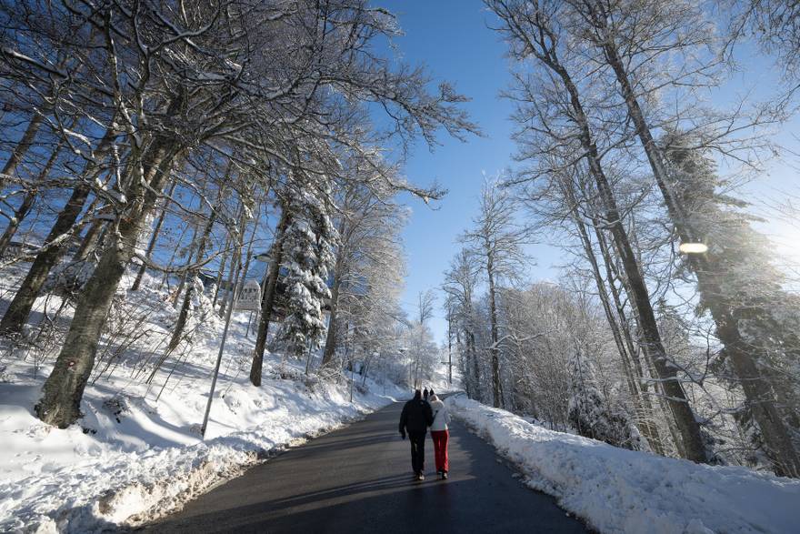Dok je grad obavijen maglom, Sljeme je okupano suncem