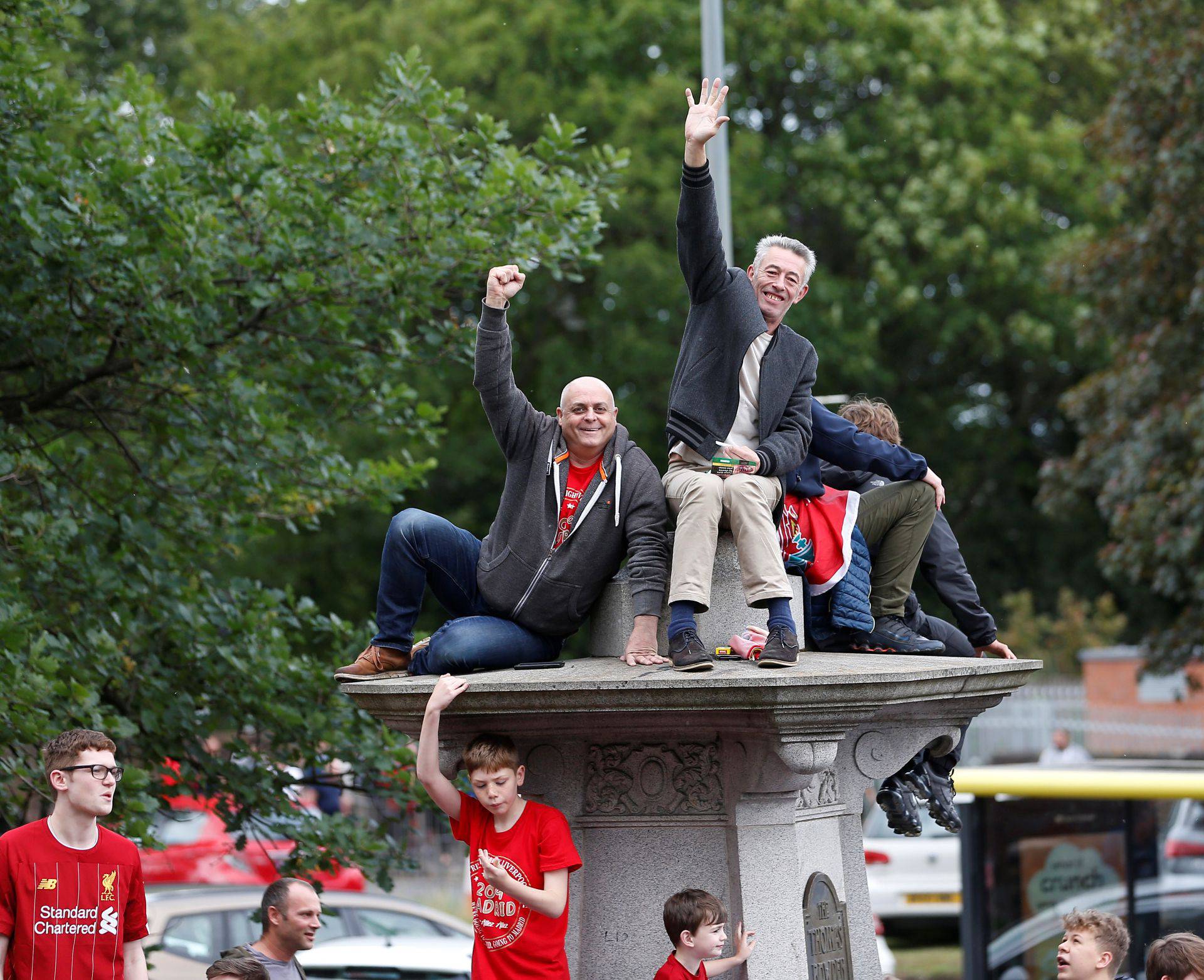 Šampion Liverpool došao kući, spektakularna parada u gradu