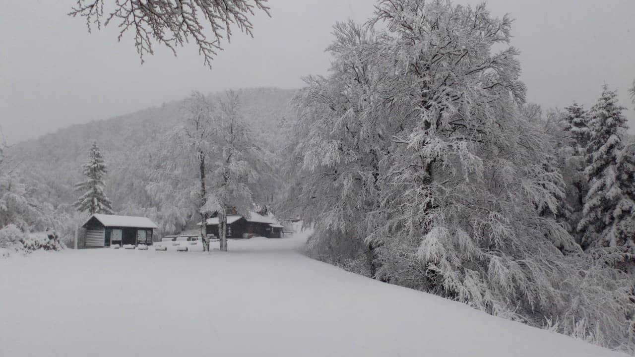 Na Velebitu je palo pola metra snijega, a Hvar pogodila tuča...