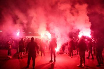 Zagreb: Navija&ccaron;i Dinama do&ccaron;ekali igra&ccaron;e ispred stadiona u Makisimiru nakon pobjede u derbiju protiv Hajduka
