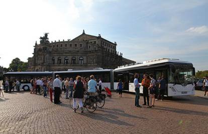 Pravi 'cestovni vlak': Najduži gradski autobus ima 30 metara
