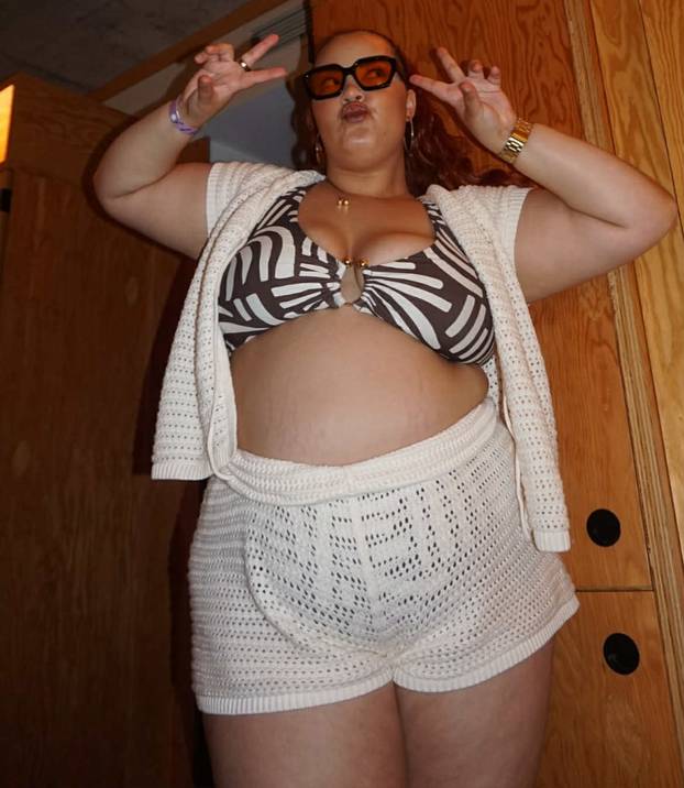 Plus-size influencerica ponosno pokazuje svoje obline: 'Tko se ne bi hvalio ovakvim grudima?'