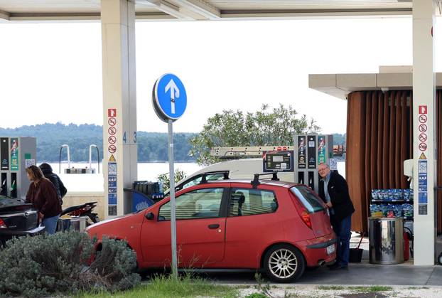 Šibenik: Po?ele su gužve na benzinskim postajama uo?i najavljenog poskupljenja goriva