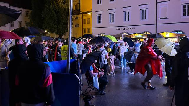 VIDEO U Ljubljani kiša lijevala, ali stotine ljudi navijalo za Sloveniju u drami osmine finala