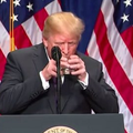 Trump čašu vode držao s obje ruke: 'To je možda demencija!'