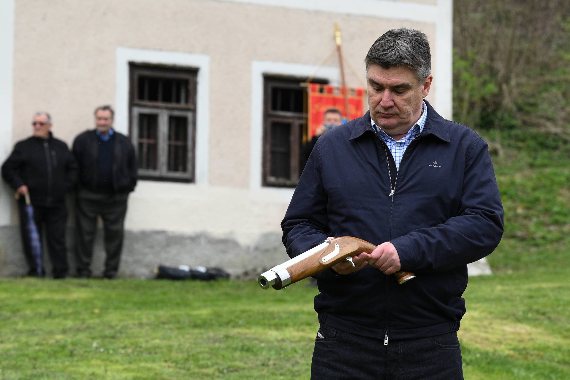 Pregrada: Predsjednik Milanović pucao iz pištola