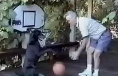 Pas Zeke i njegov vlasnik igraju košarku svaki dan