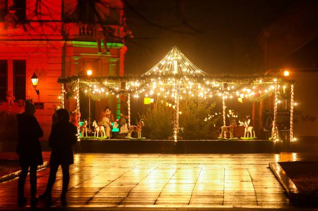 Adventiranje u Osijeku uz šetnju gradom pod blagdanskim svjetlima