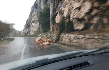 Pazite kako vozite: Obilna kiša izazvala odron na omiškoj cesti