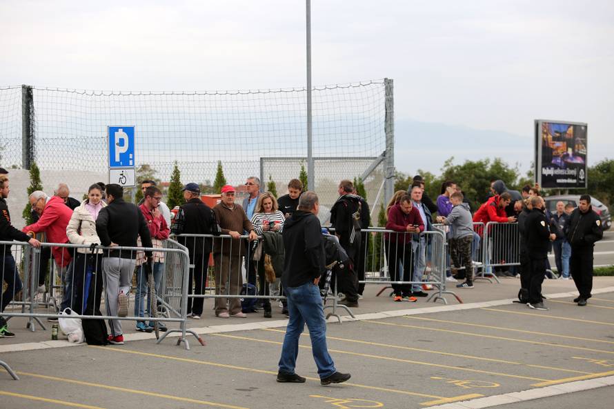 Navijači satima čekaju na ulaznicu za utakmicu Hrvatska - Slovačka