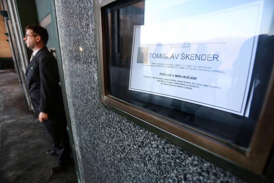 Škenderova sina shrvani bližnji ispratili su uz njegovu pjesmu