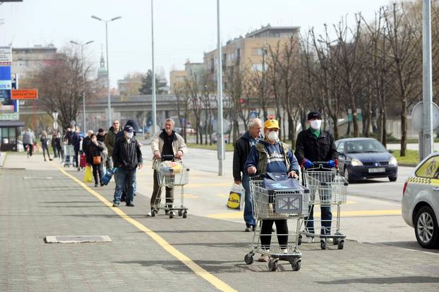 Karlovac: Građani poštuju razmak i u dugačkom redu čekaju na ulazak u trgovinu