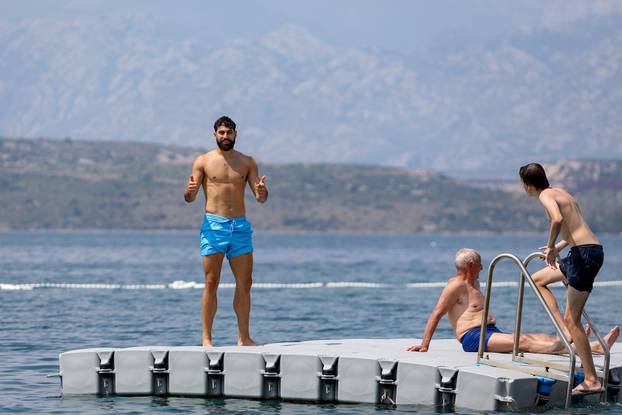 EKSKLUZIVNO Novigrad: Joško Gvardiol ljetne dane provodi na plaži u Novigradu