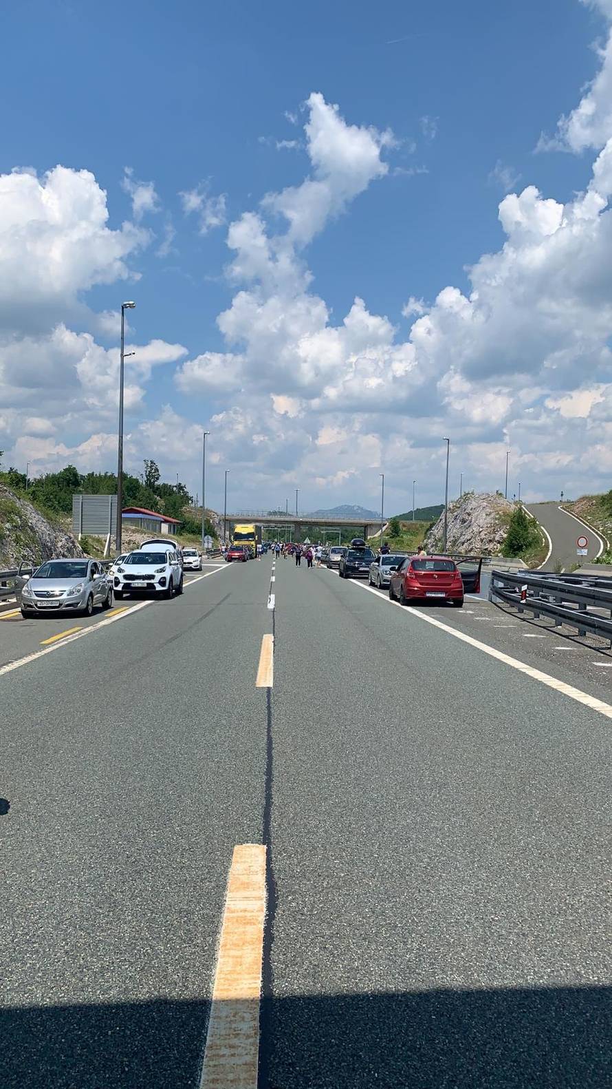 Auto eksplodirao u Sv. Roku: 'Snimili smo ga kad je grunuo'