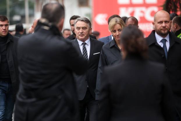 Sarajevo: Dolazak uzvanika na komemoraciju za Halida Bešlića u Narodno pozorište 