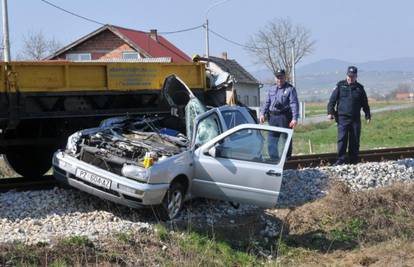 Zbog prebrze vožnje ozlijedio dijete, lokomotiva udarila auto