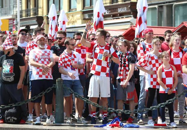 Sve je u kockicama: Pogledajte navijanje u Zagrebu i Splitu