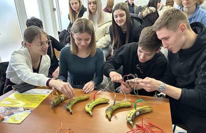 Slavonski školarci oduševljeni: S Rokom učili kako se može svirati na bananama i računalu