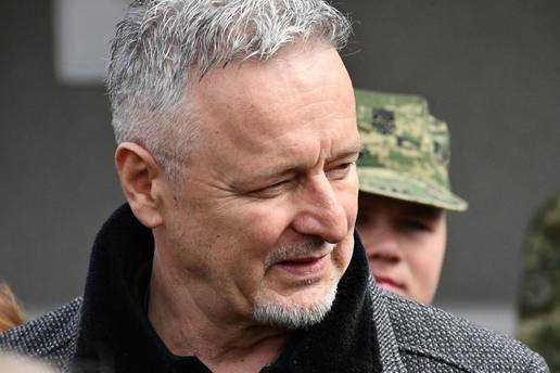 Na Thompsonovom Facebook profilu osvanulo upozorenje fanovima: 'Ne nasjedajte!'