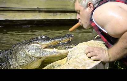 Hranio je aligatora hrenovkom kao da je ptičić - iz usta u usta!