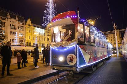 FOTO Pogledajte atmosferu na otvorenju adventa u Zagrebu: Balet na ledu i gužva na trgu...