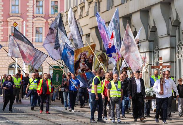 Zagreb: Molitelji na glavnom gradskom trgu