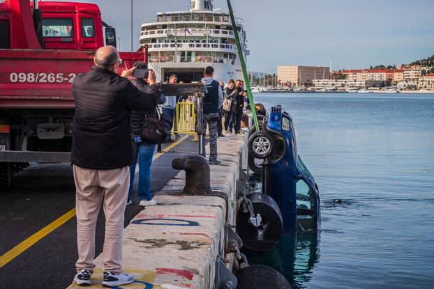 Split: Izvučen automobil koji je sinoć sletio u more kod gradske luke, vozač preminuo