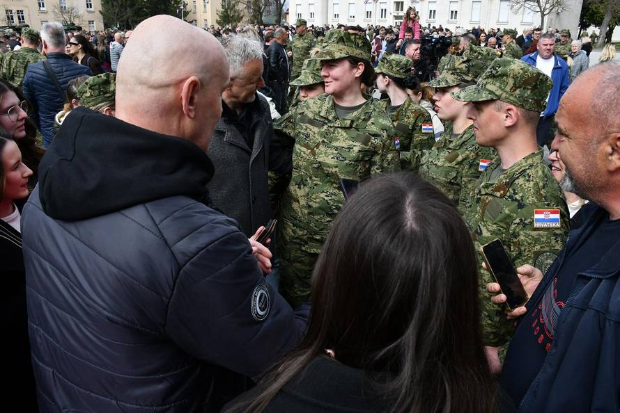 Na svečanoj prisegi ročnika u Požegi pozornost je privukla Diva Perković, kći pjevača Marka Perkovića Thompsona