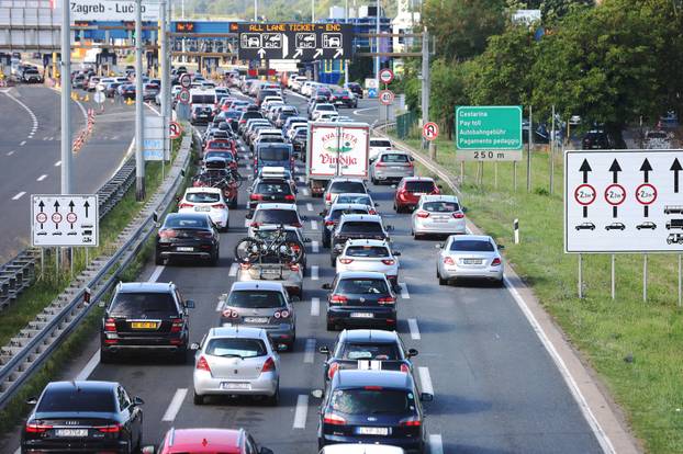 Zagreb: Gužve na naplatnim kućicama u Lučkom prema moru