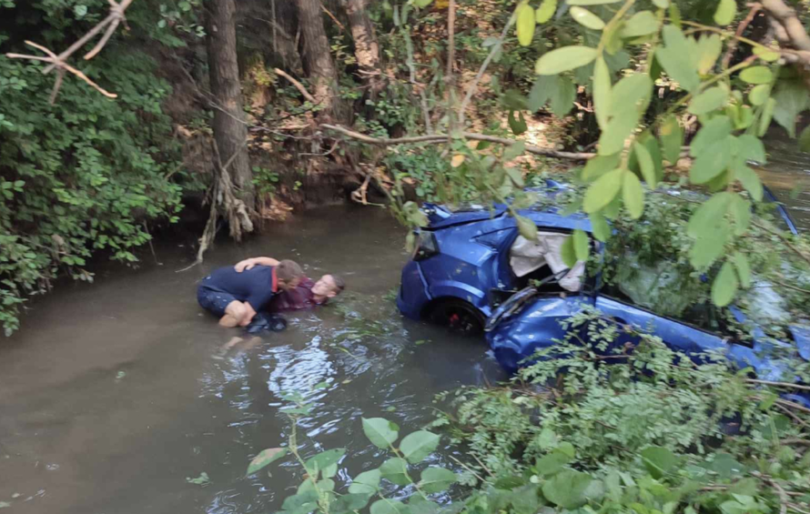 FOTO Užas kod Požege! Autom sletio u Veličanku, ozlijeđene ljude ostavio u vodi i pobjegao