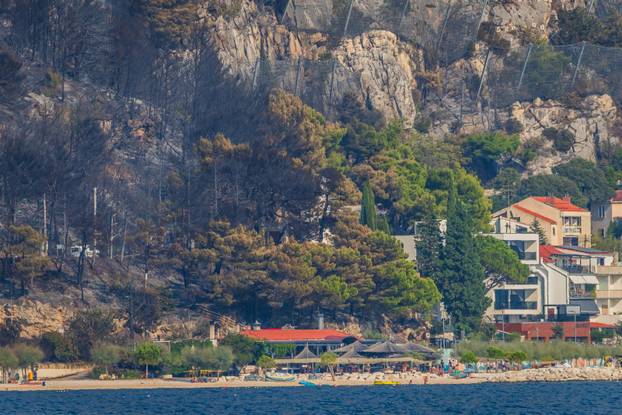 Pogled na izgoreni dio Omiša promatran  sa ušća  rijeke Cetine