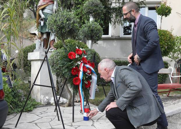 Šibenik: Povodom blagdana svetog Florijana ispred vatrogasnog doma položeni vijenci i svijeće za sve stradale vatrogasce 