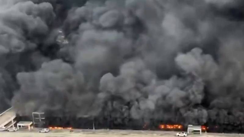 KAOS U KINI Ogroman požar progutao parkirnu garažu BYD-a