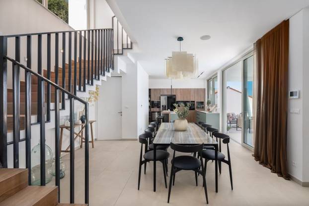 Bazen, sauna, teretana i dvije plaže na 'par koraka' - evo što sve nudi raskošna vila u Omišu