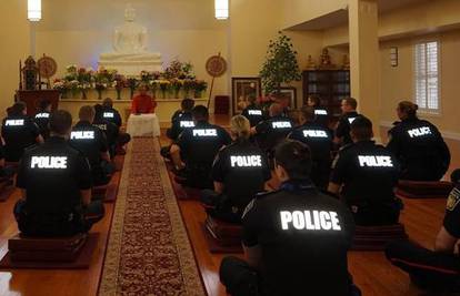 Meditiraju i vježbaju jogu da bi bili policajci s dobrom karmom