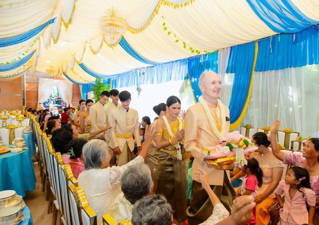 EKSKLUZIVNO Ovako je izgledala svadba Hrvata i 49 godina mlađe Kambodžanke