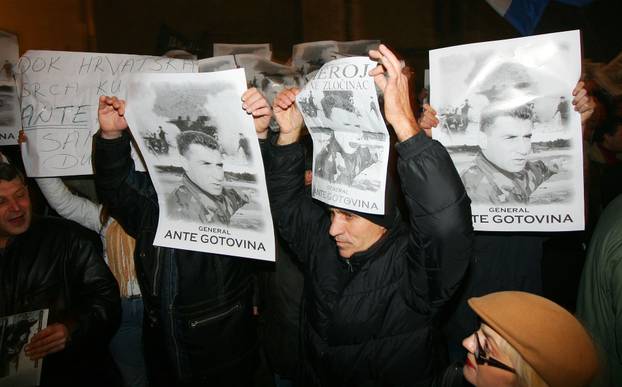 ARHIVA - Zagreb: Prosvjedi diljem zemlje zbog uhićenja Gotovine, razbijen i prozor na zgradi Vlade