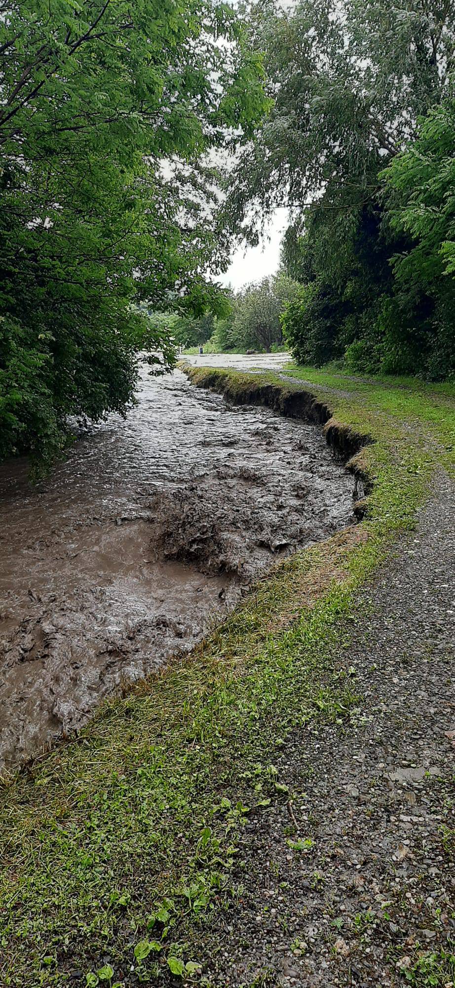 VIDEO Jaka kiša i tuča u Gornjim Mikulićima: 'Poplavile su ceste'