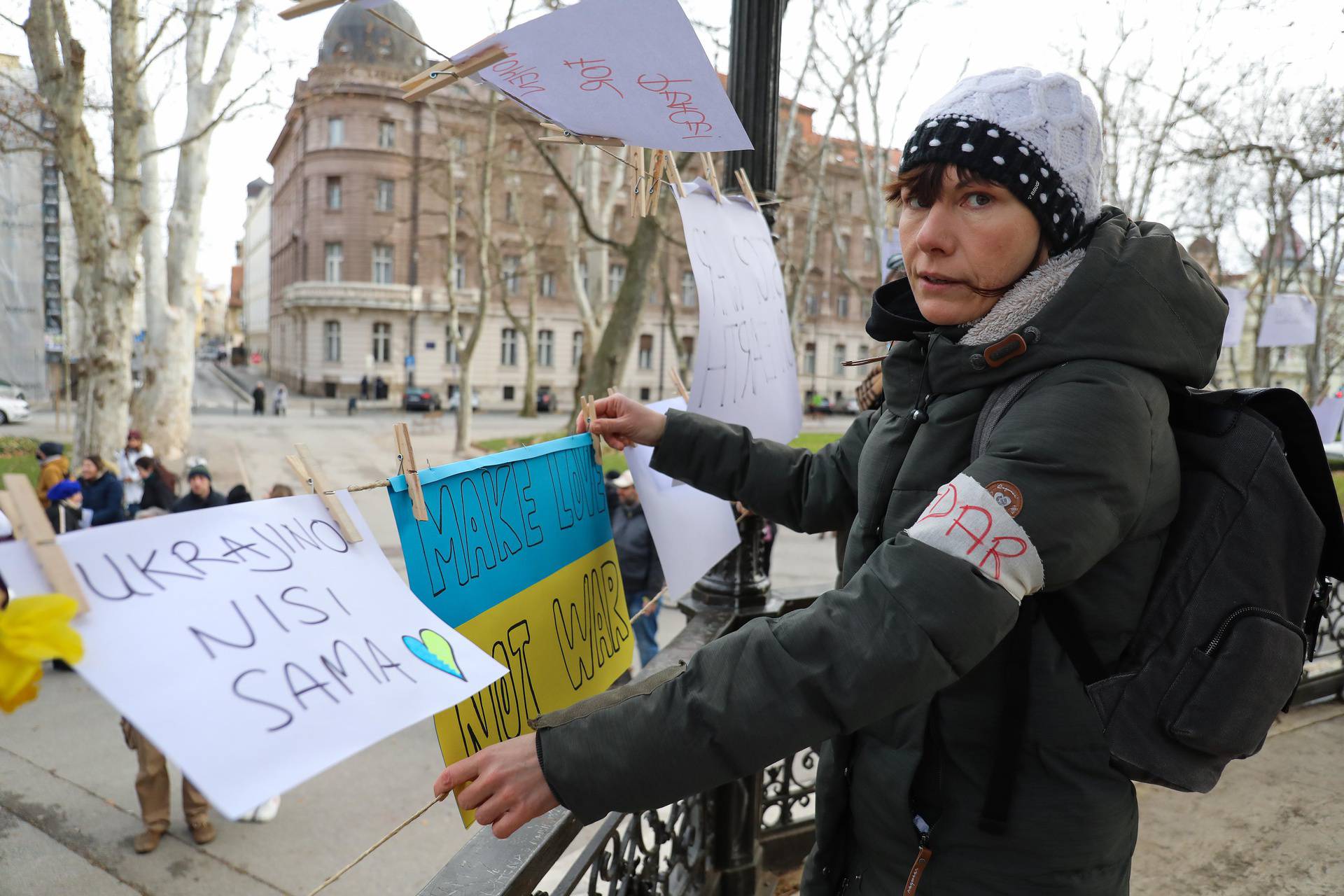 Zagrepčani i Zagrepčanke  na Zrinjevacu ostavljali poruke mira i solidarnosti u znak podrške ljudima u Ukrajini